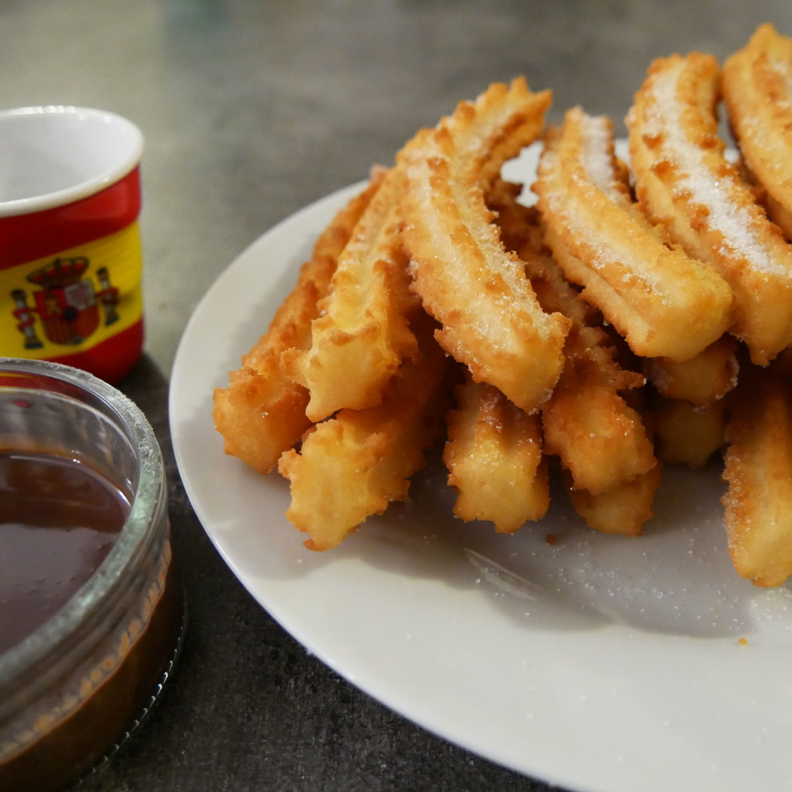 Churros au Yuzu et sa fondue au chocolat et fruit de la passion - La  recette illustrée - Meilleur du Chef